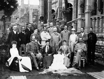 Lord e Lady Lansdowne con Staff e Amici al Viceregal Lodge, Shimla da English Photographer